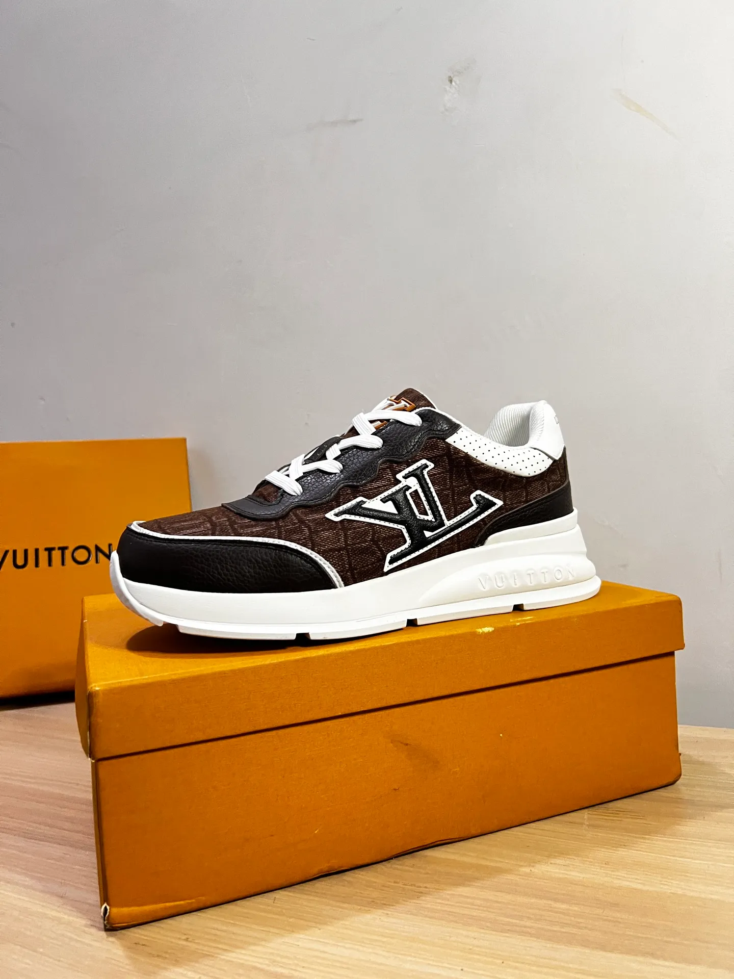 Factory price: 438💰LV men's classic casual sneakers. This sneaker is made of soft cow leather and has a classic logo. The classic logo shapes the elegant upper. The thick yet lightweight rubber outsole is embossed with the Louis Vuitton logo. The padded insole and technical lining once again upgrade the comfort experience. The calfskin lining imported from Italy is high-end and comfortable, and the original outsole is light and wear-resistant! Purely handmade, details determine quality! Size: 38-45, customized 45